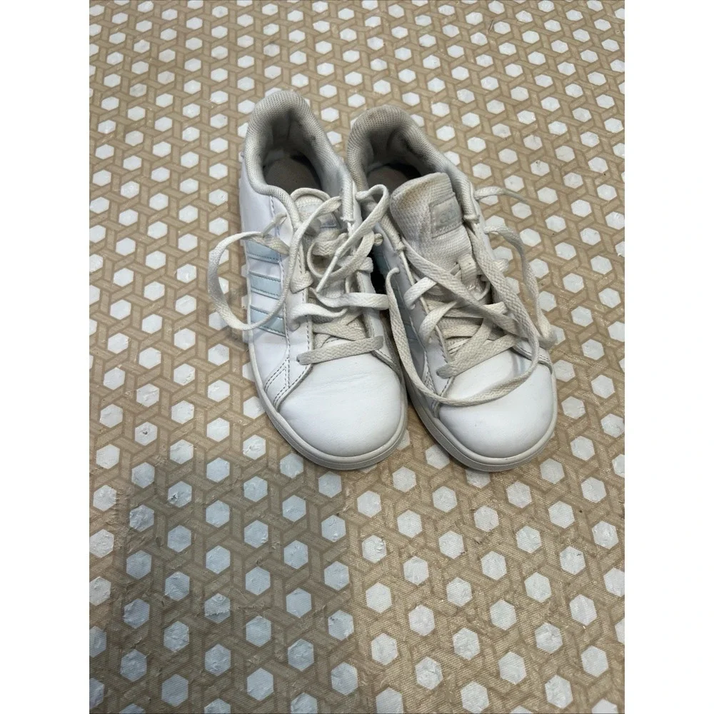 Adidas Grand Court Tennis Shoe Sneakers White Blue stripes Size 12.5 K Girls